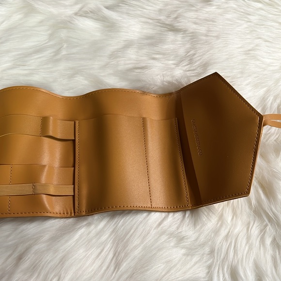 GLASS LADDER & CO. | Katherine Tech Organizer - Picture 5 of 12